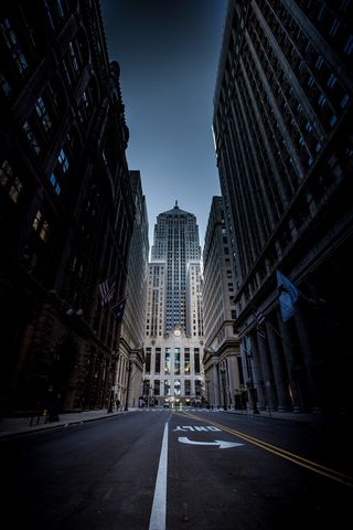 建筑物附近街道照片