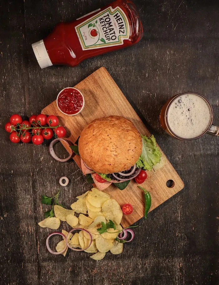 食物，汉堡，番茄酱，薯条，面包，面包，调味品，煎饼