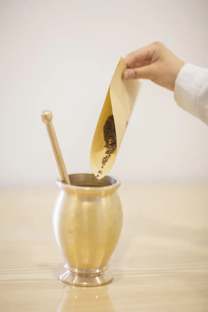 中药，捣碎药瓶，黄铜捣碎机，中药，菜鸟图库，手，人手，食品和饮料