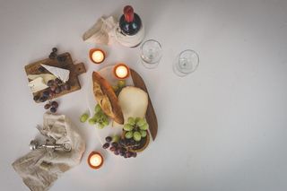 平放、平放、摄影、酒瓶、旁边、玻璃杯、砧板、木板