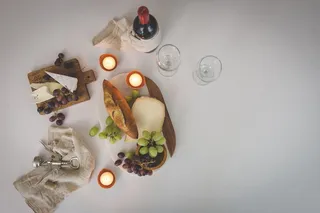 平放、平放、摄影、酒瓶、旁边、玻璃杯、砧板、木板