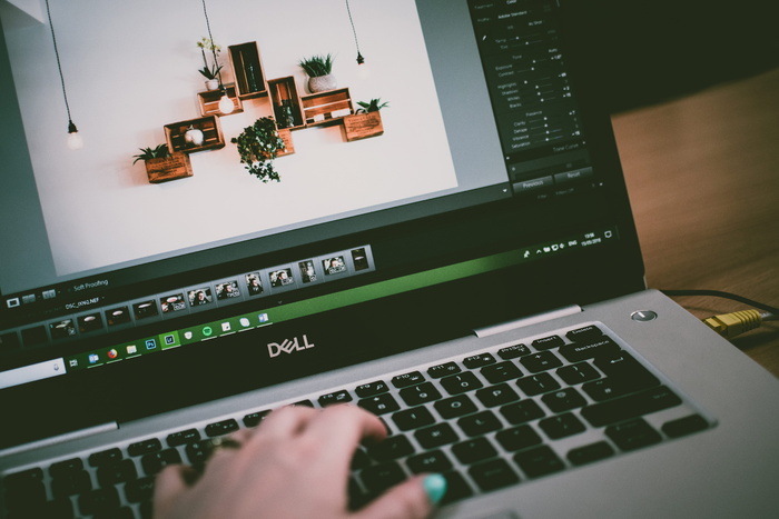 打开戴尔笔记本电脑的选择性聚焦照片