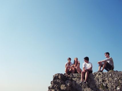 三，男人，女人，坐着，灰色，水泥，悬崖，年轻人