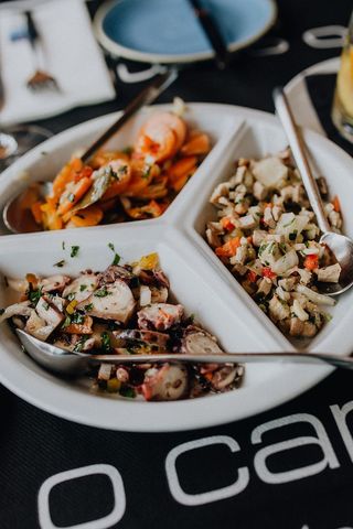 葡萄牙O Camilo餐厅餐桌上的各种海鲜菜肴