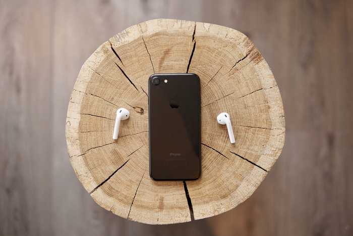太空灰iPhone 8和Apple AirPods