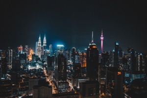高层建筑夜间照片