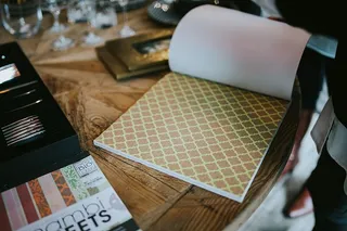 桌子上的金色相框和装饰纸