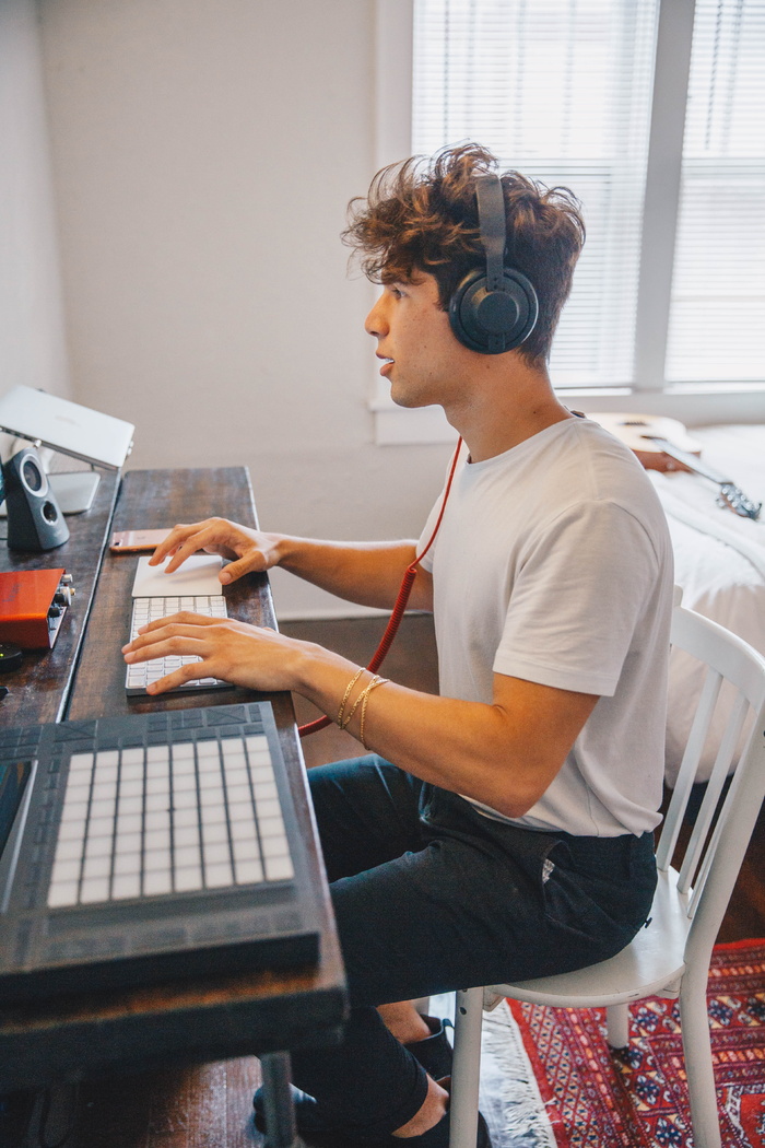 技术, 一个人, 电脑, 真实的人, 音乐, 侧面图, 耳机, 无线技术