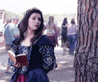 女人，拿着，书，站着，图书馆，女士，莎士比亚，阅读