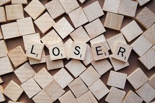 失败者文字立方体游戏，失败者，叫名字，字母，拼字，木质材料，背景，棕色