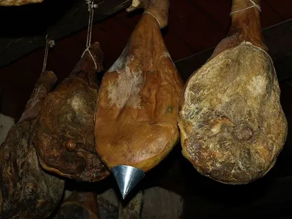 火腿、餐厅、克罗地亚、食品和饮料、悬挂、食品、新鲜度、静物 火腿、餐厅、克罗地亚、食品和饮料、悬挂、食品、新鲜度、静物