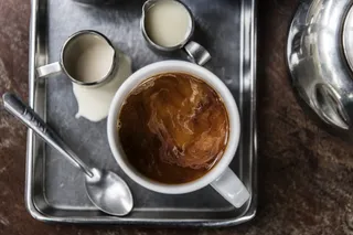 汤匙附近咖啡的俯视图