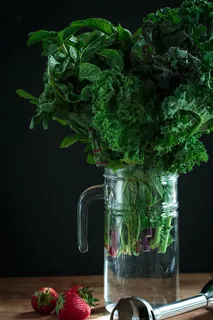 绿色蔬菜放在透明玻璃罐上 绿色蔬菜放在透明玻璃罐上