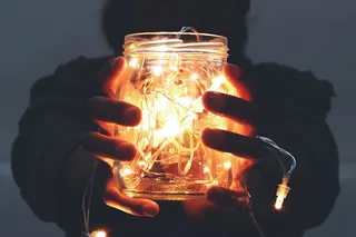 罐子里拿着灯的人