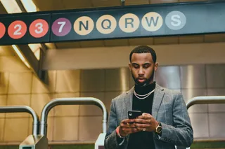 男人使用智能手机