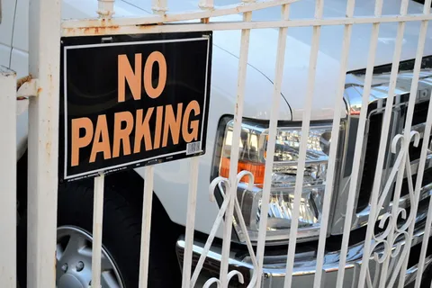 禁止停车标志、停放的suv、运动型多用途车、白色大门、车道、房屋、住宅、保险 禁止停车标志、停放的suv、运动型多用途车、白色大门、车道、房屋、住宅、保险