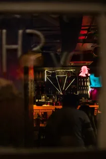 人，人，酒吧，灯光，酒吧柜台，夜生活，咖啡馆，霓虹灯