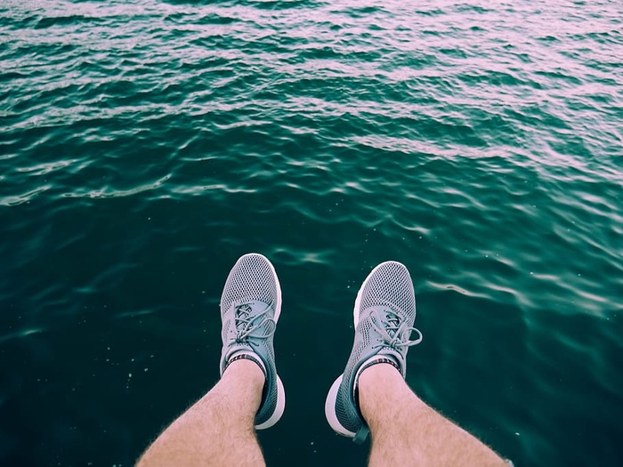 人，穿着，灰色，低帮鞋，海，海，水，浪