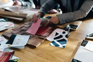 使用材料样品和剪纸的设计师