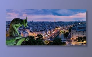 黄昏时分，以城市景观为背景，观赏石像石像