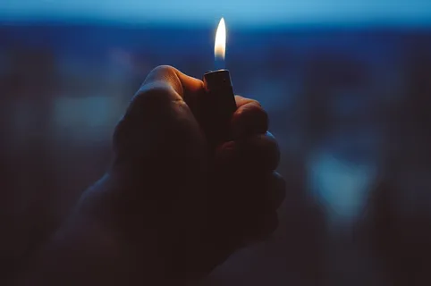 拿着打火机的人，打火机，手，火，拿着，光，火焰，热