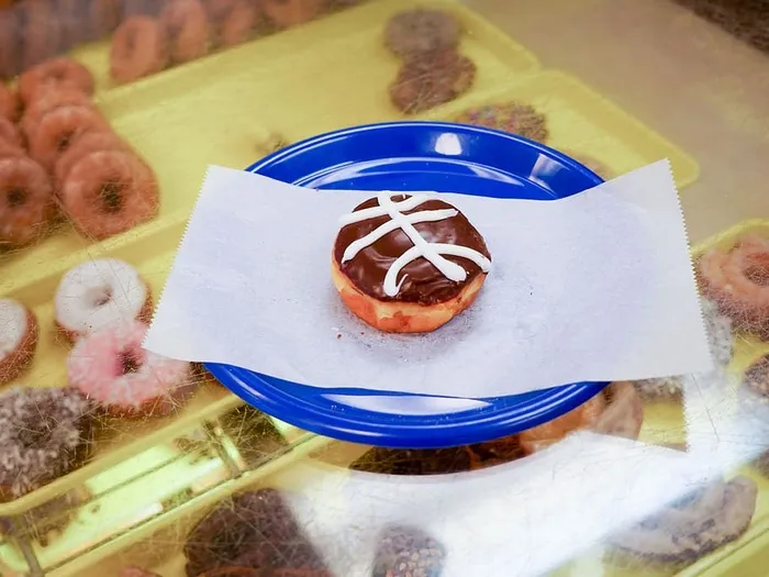 蓝色盘子上的篮球甜甜圈。