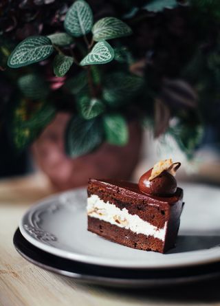 白色陶瓷板上的切片蛋糕