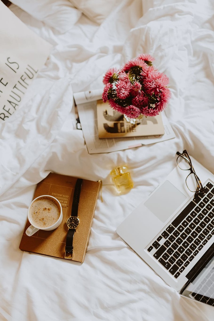 早上在床上喝咖啡。在床上工作