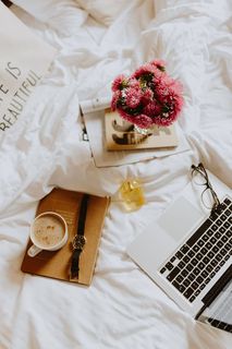 早上在床上喝咖啡。在床上工作