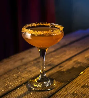 用橙色液体澄清酒杯 用橙色液体澄清酒杯