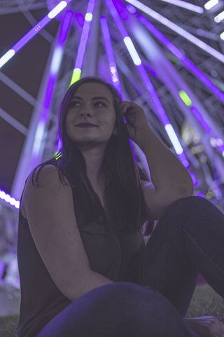拿着头发的女人