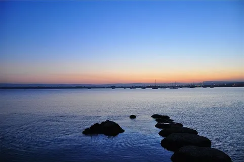 海景摄影,城市天际线,日落,黄昏,黑暗,湖泊,水,船只 海景摄影,城市天际线,日落,黄昏,黑暗,湖泊,水,船只