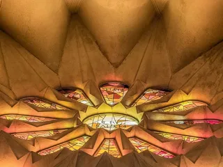 大教堂，萨格拉达法米利亚，巴塞罗那，萨格拉达法米利亚，巴塞罗那，加泰罗尼亚，玫瑰花结，彩色玻璃窗，灯光