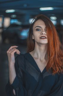 微笑着的女人涂着红色口红的照片