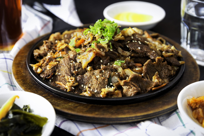 盘子上的熟肉