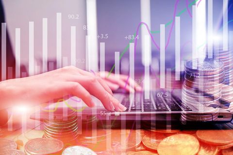 使用笔记本电脑、手、打字、键盘、货币、金融、商业、桌子的人