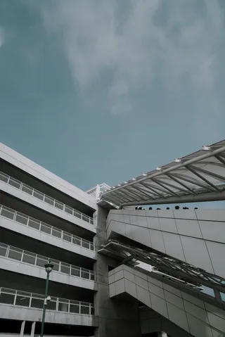 美国阿纳海姆，迪斯尼乐园大道，停车场，停车结构，白色，自动扶梯，最小