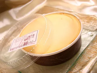 圆形、棕色、塑料容器、桌子、丝绸、应用程序、蛋糕、甜点