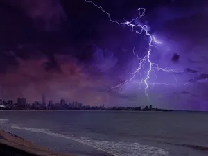 城市和海洋附近的雷电现象