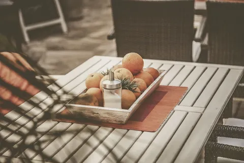 采购产品白色木制小桌,面包,食物,植物,木材,面包,家具,硬木 采购产品白色木制小桌,面包,食物,植物,木材,面包,家具,硬木