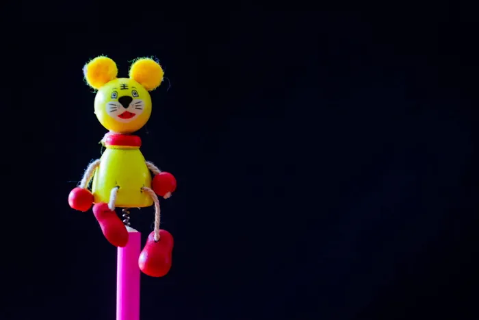 黄色和红色鼠标角色玩具特写照片