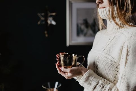 享受一杯精心调制的咖啡，和一只狗玩耍