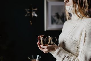 享受一杯精心调制的咖啡，和一只狗玩耍