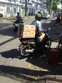 越南、西贡、胡志明、亨氏、番茄酱、滑板车、盒子、送货 越南、西贡、胡志明、亨氏、番茄酱、滑板车、盒子、送货