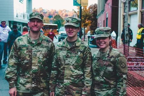 三名士兵的照片 三名士兵的照片