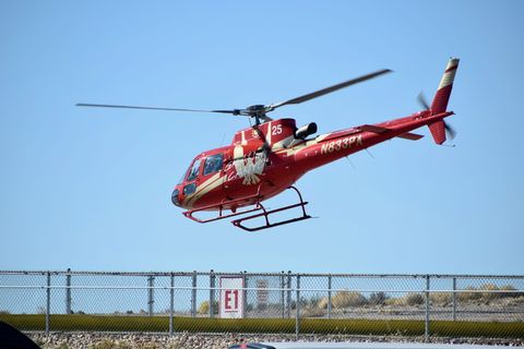 蓝天、旱地、栅栏、天空、直升机舱、直升机旅行、直升机、飞行中