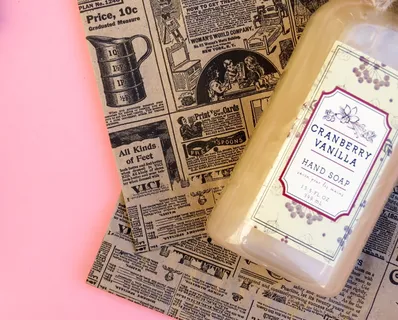 蔓越莓香草瓶，博主照片，风格库存，极简，博主，女性，摄影，粉色