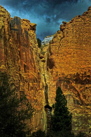 树木环绕的瀑布