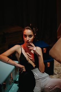 穿黑上衣、白底的女人