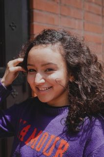 站在红砖墙前的女人